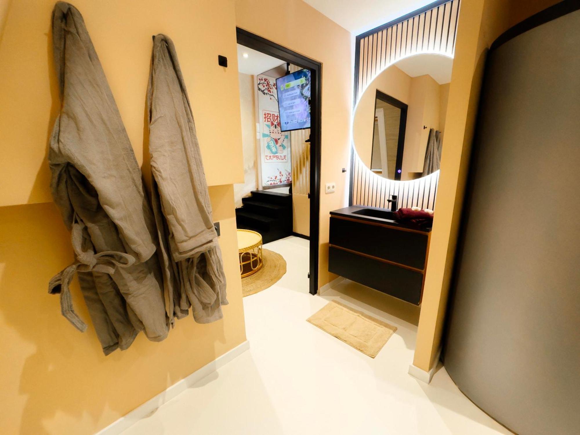 Hastiere-par-dela Capsule Lotus-Balneo-Sauna-Billard-Nintendo מראה חיצוני תמונה