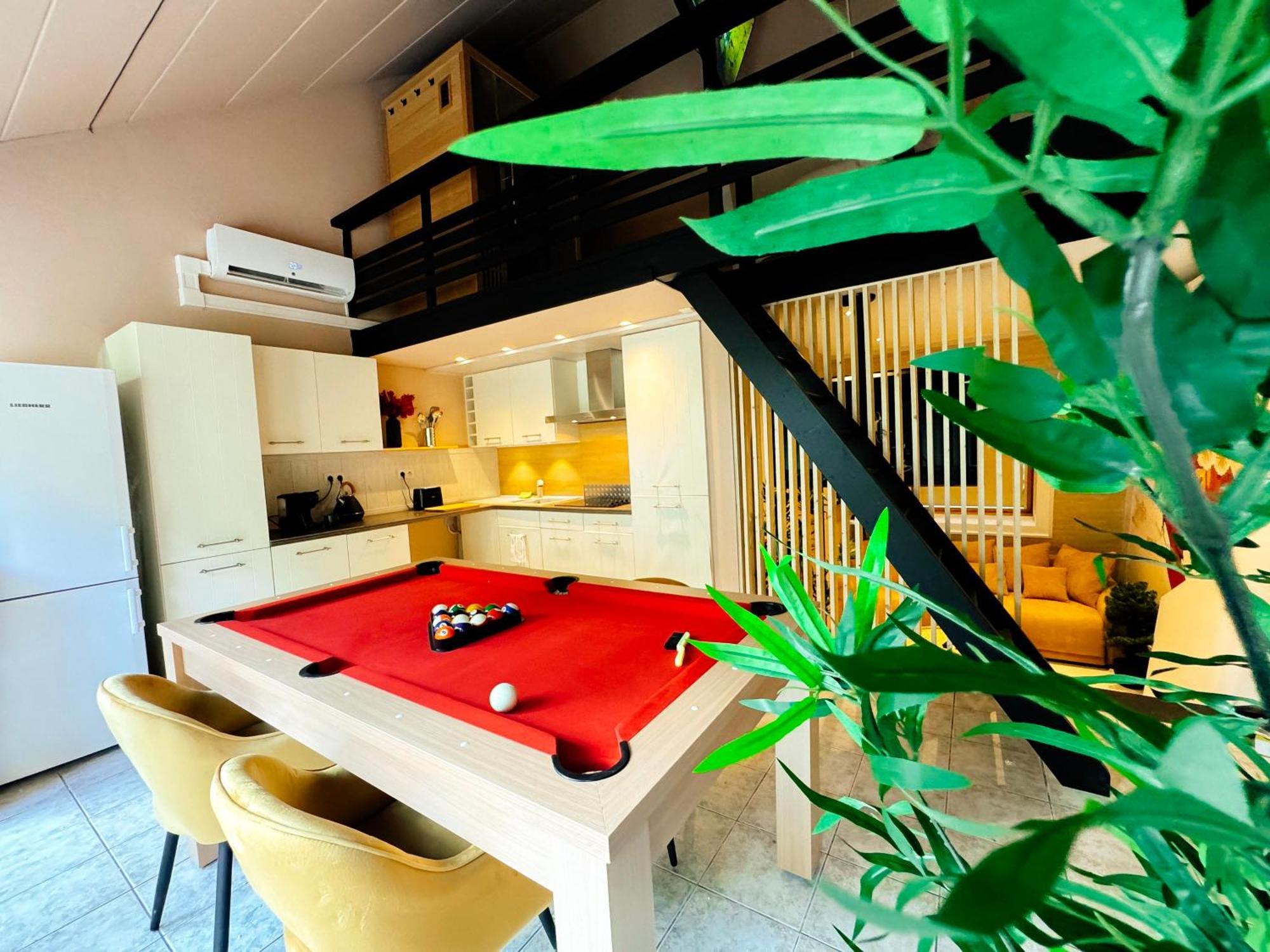 Hastiere-par-dela Capsule Lotus-Balneo-Sauna-Billard-Nintendo מראה חיצוני תמונה